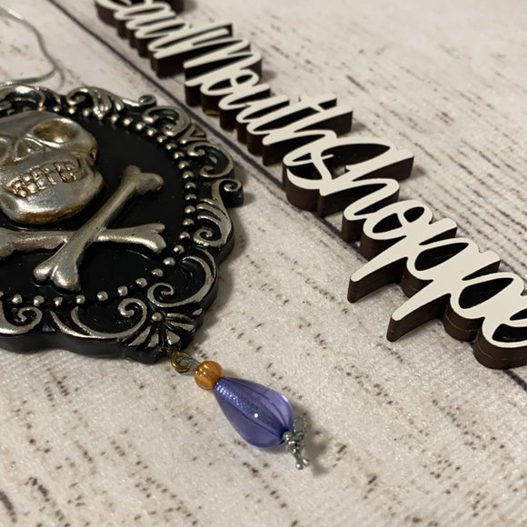 Michael's Halloween Resin Skull Skeleton Cameo Ornament - Picture 3 of 4